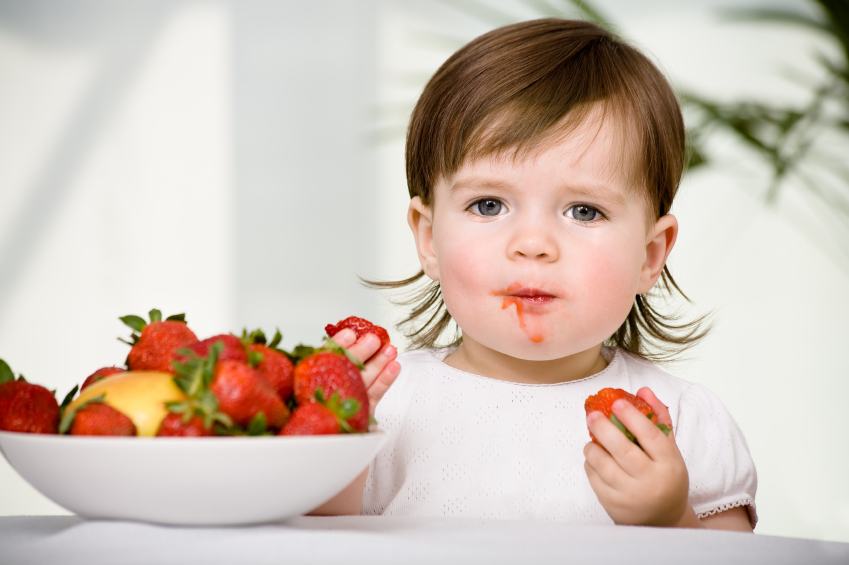 toddler-eating-strawberries